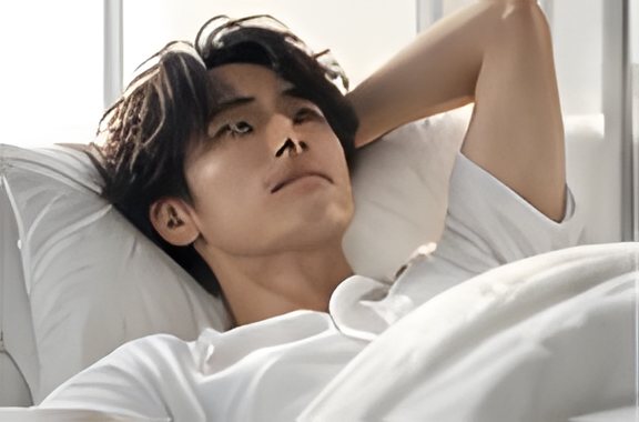 ベッドで目覚める男性