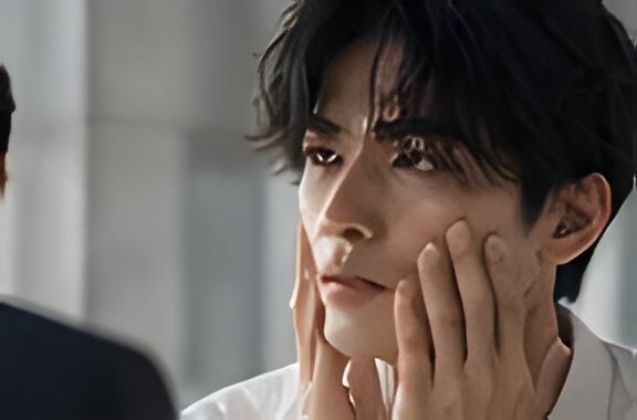 頬に手をあてる男性